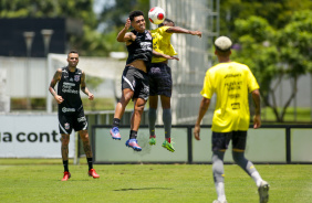 Du Queiroz divide a bola no alto com Luan, ao fundo, durante o jogo-treino contra o Audax