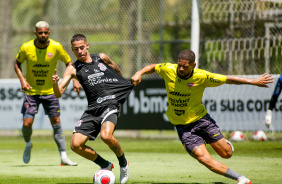 Gabriel Pereira  puxado pela camisa durante o jogo-treino contra o Audax