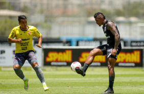 Paulinho mostra domnio durante o jogo-treino contra o Audax