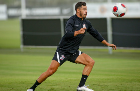 Giuliano ataca a bola em treino do Corinthians