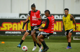 Bambu e Paulinho disputam bola, enquanto Du Queiroz observa