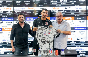 Bruno Melo, em coletiva, ao lado do presidente Dulio e do diretor de futebol Roberto de Andrade