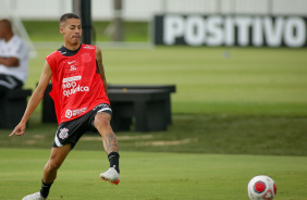 Gabriel Pereira faz trabalho com a bola no CT Joaquim Grava