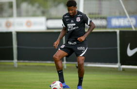 Gil faz trabalho com a bola no Corinthians