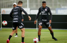 Paulinho e Lucas Piton trocam passes