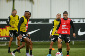 Raul Gustavo, Adson, Bambu, Bruno Melo e João Pedro disputam lance
