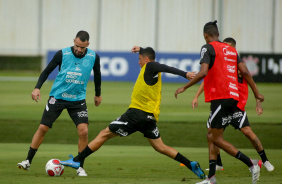 Renato Augusto, Mantuan e Bambu disputam bola