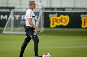 Sylvinho acompanha treino do Corinthians