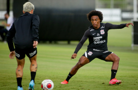 Willian marca Fagner em treinamento no CT