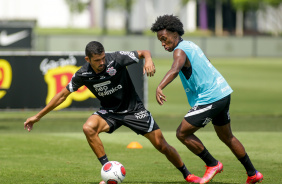 Bruno Melo ao lado de Willian em treino do Corinthians