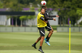 Cantillo e Adson disputam bola em treino do Corinthians