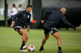 Fábio Santos e Giuliano em treino