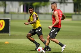 Paulinho e Renato Augusto em treino do Corinthians