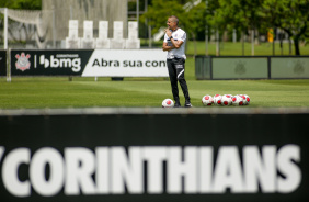 Tcnico Sylvinho comandou treino do Corinthians nesta sexta-feira