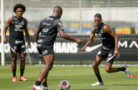 Willian, Xavier e Robson Bambu durante treino do Corinthians
