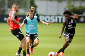 Renato Augusto, Lucas Piton, Willian e Cantillo em treino do Corinthians