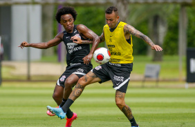 Willian e Luan disputam bola em treino do Corinthians