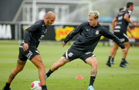 Fbio Santos e Rger Guedes em treino do Corinthians nesta segunda-feira