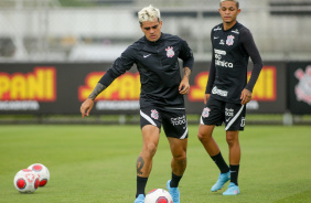 Fagner e Adson em treino do Corinthians nesta segunda-feira