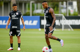 Gabriel e Raul Gustavo em treino do Corinthians na tarde desta segunda-feira