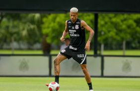 Joo Victor em treino do Corinthians nesta segunda-feira