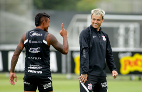 Paulinho e Rger Guedes em treino do Corinthians nesta segunda-feira