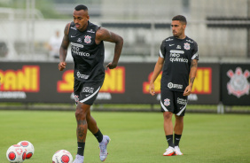 Raul Gustavo e Gabriel em treino do Corinthians nesta segunda-feira