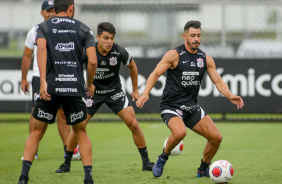 Roni e Giuliano em treino do Corinthians nesta segunda-feira