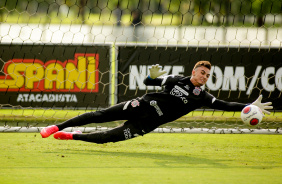 Donelli salta para defender chute em treino do Corinthians