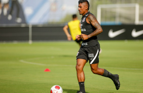 Paulinho faz trabalho com bola no treino do Corinthians