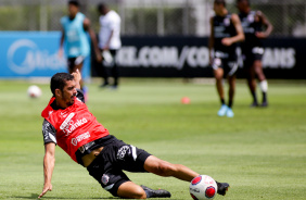 Bruno Melo d carrinho na bola no treino do Corinthians
