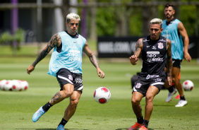 Fagner e Gustavo Silva dividem bola durante o treino do Corinthians