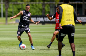 Gabriel, que ficou de fora da estreia do Corinthians no Paulisto, participa de treino no CT