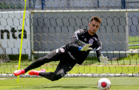 Goleiro Matheus Donelli faz defesa em treino do Corinthians