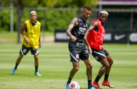 Luan e Jonathan Caf dividem bola durante treino do Corinthians