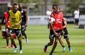 Luan e o recm-chegado Robson Bambu realizam treino no Corinthians