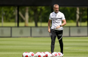 Tcnico Sylvinho comanda o Corinthians em mais um treinamento