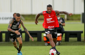 Luan e Paulinho durante treino do Corinthians nesta manh