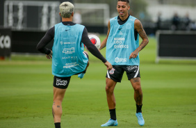 Adson e Gabriel Pereira durante treino no CT do Corinthians