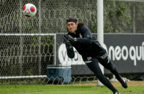 Cssio faz defesa durante treino do Corinthians, no CT