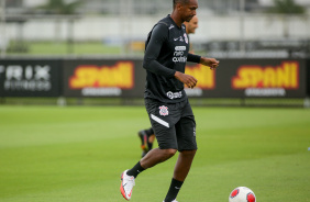 J controla a bola durante treino no CT