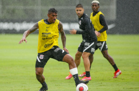 Paulinho disputa jogada no CT