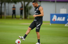 Renato Augusto com a bola em treino no CT