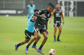 Robson Bambu disputa lance em treino no CT