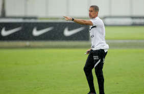 Sylvinho em treinamento do Corinthians no CT