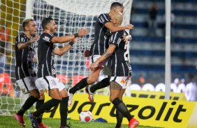 Fbio Santos comemora com seus companheiros o gol marcado