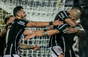 Jogadores comemorando o gol do Corinthians contra o Santo Andr
