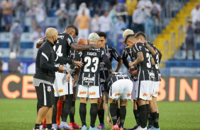 Os 11 jogadores iniciais do Corinthians antes da bola rolar em Santo Andr
