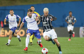 Rger Guedes em disputa de bola no jogo entre Corinthians e Santo Andr
