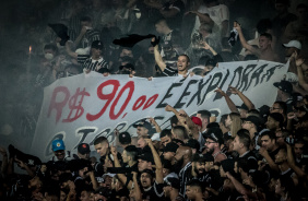 Torcida levou faixa de protesto contra os preos de ingressos no jogo contra o Santo Andr